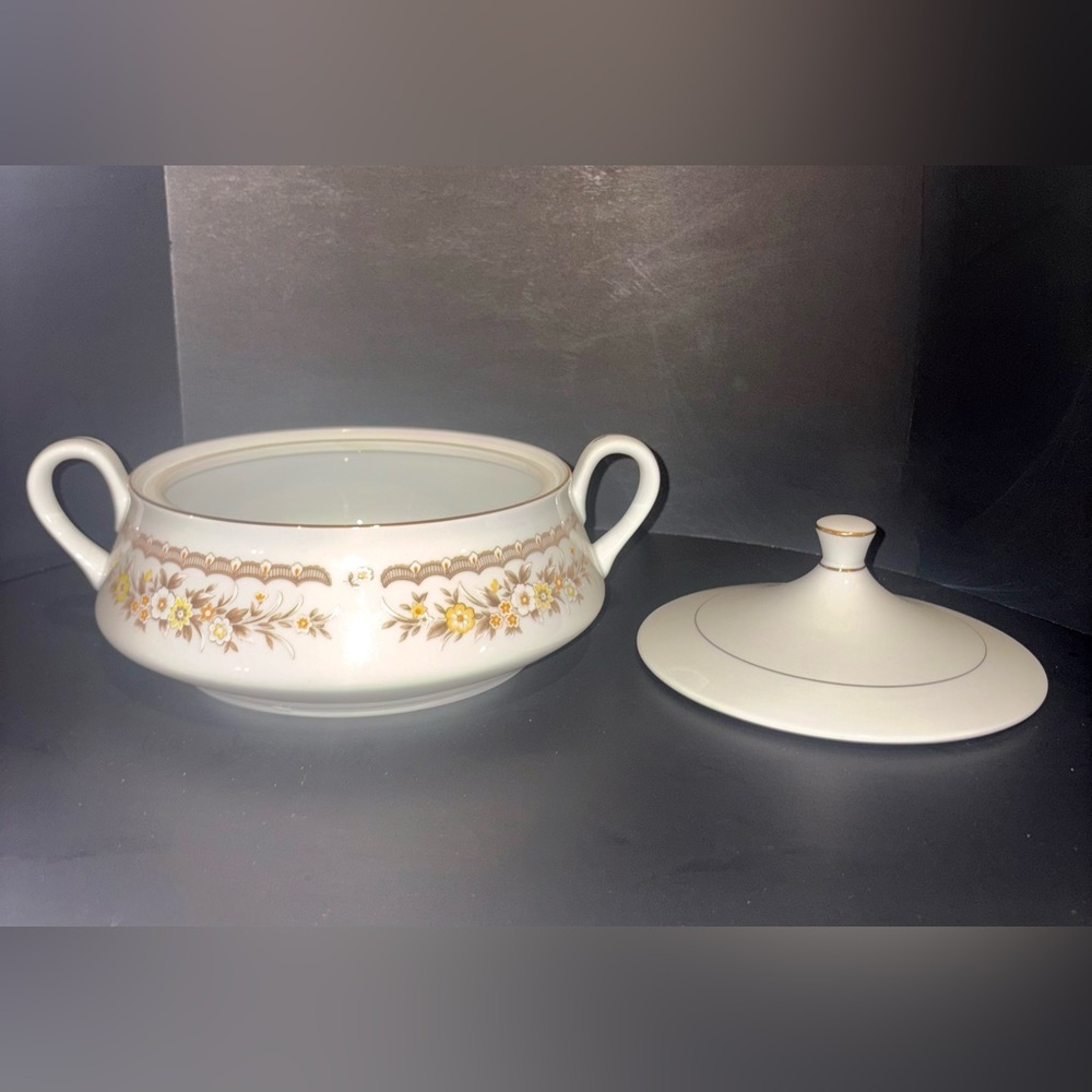 Vintage vegetable dish by Ekco International